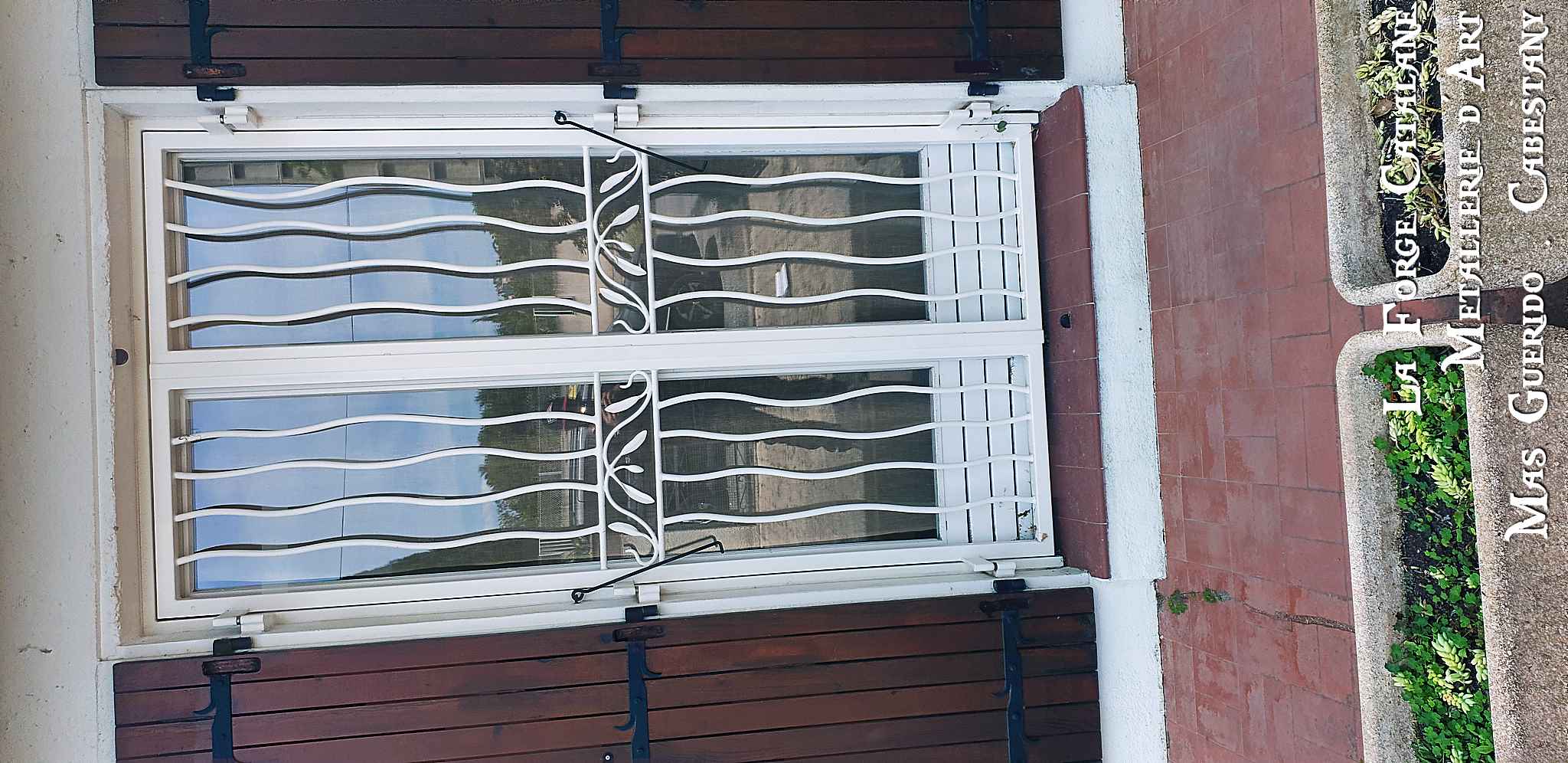 grille de protection fenetre double vantaux frise avec rameau olivier baraudage verticale vague thermolaquage blanc forge catalane.jpg